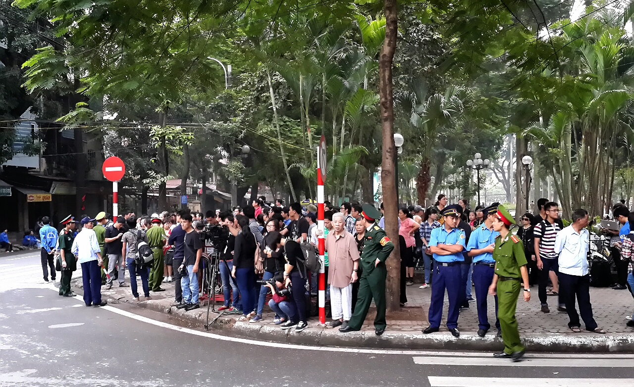 Nguoi dan do ve Nha tang le vieng Dai tuong hinh anh