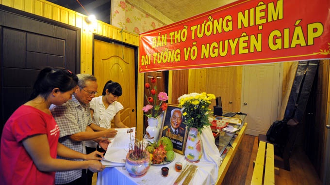 Nguoi dan nhieu noi lap ban tho Dai tuong hinh anh