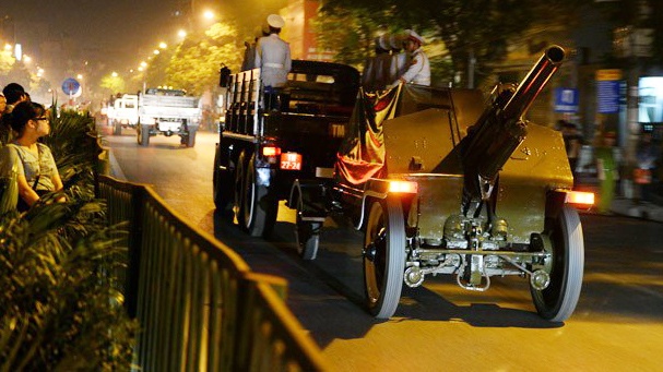 Canh sat va Quan doi dien tap dua linh cuu giua dem hinh anh