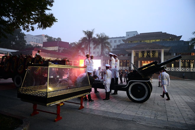 Luu phao va xe tang san sang trong san Nha tang le hinh anh