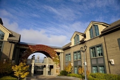 Top 10 truong SV tot nghiep co muc luong gan 3 ty dong/nam hinh anh