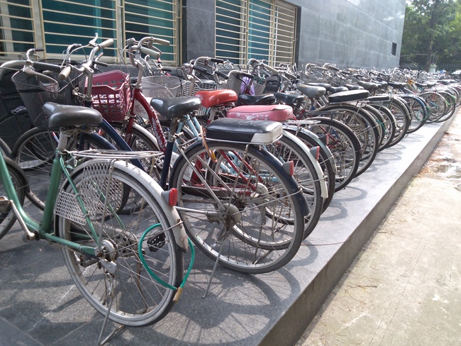 Sinh vien gui xe khong khoa phai mat them tien hinh anh