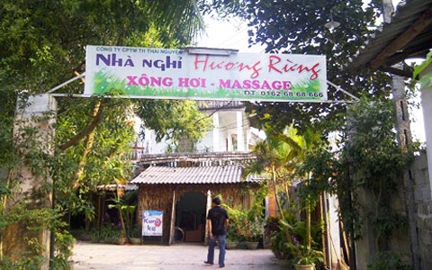 Giay phut 4 con do rut sung sat hai quan nhan hinh anh
