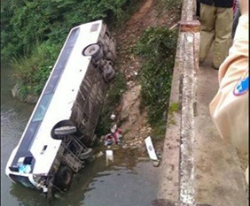 Xe cho 32 nguoi lao xuong suoi hinh anh