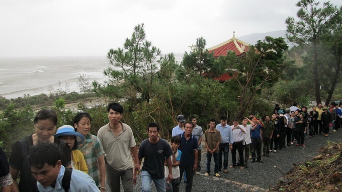 Dong nguoi doi mua vieng Dai tuong ngay mo cua mo hinh anh