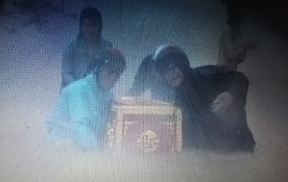 Nguoi dan chuyen quan tai trong nuoc lu hinh anh