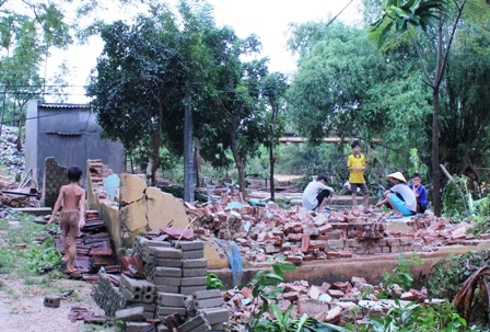 Loc lon, 2 nguoi chet, 300 nha sap va toc mai hinh anh