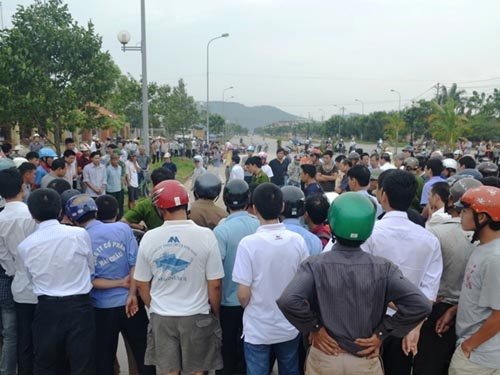 Xe tai phong di sau khi can chet nguoi, dan phan no hinh anh