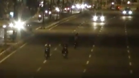 Vua nhau vua coi dua xe tren duong dep nhat Sai Gon hinh anh