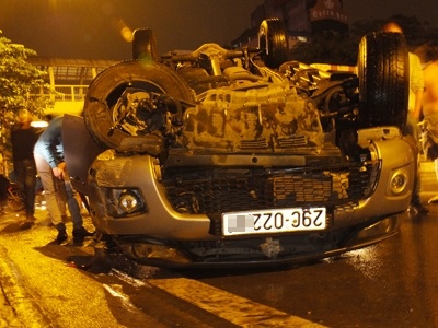 O to lat ngua trong dem duoi chan cau vuot hinh anh