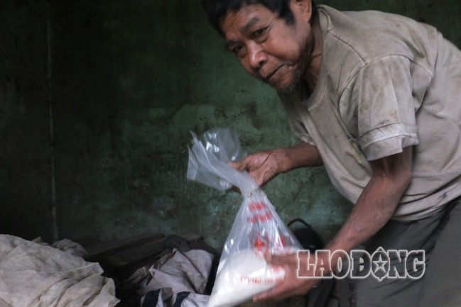 Hinh anh cu ong ‘an hang o lo’ trong con lu hinh anh