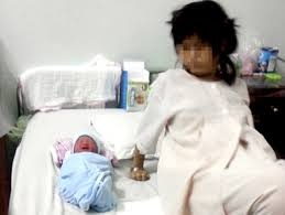 San phu tuoi o mai len giuong de van con khoc keu me hinh anh