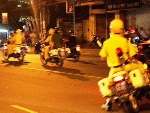 Canh sat gay chan, dan phong tu nan khi truy duoi xe vi pham hinh anh