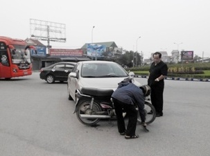 Pho Giam doc So dung nhin nguoi bi tai nan giao thong hinh anh