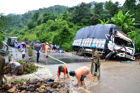 Tai nan xe tai, 4 nguoi chet ngay tren cabin hinh anh