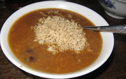 Hoan canh kho khan, me cho con an chao doc de cung chet hinh anh