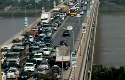 Clip tai nan o to lien hoan, gay tac cau Thang Long hinh anh