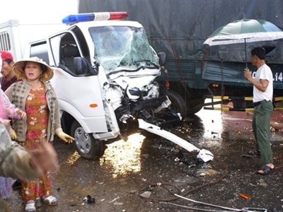 Xe canh sat va xe tai, 2 cong an, 2 dan thuong bi thuong hinh anh