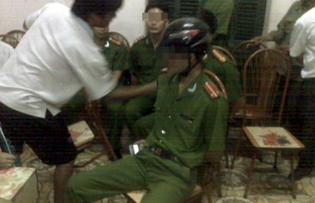 6 nguoi 'troi can bo' bi bat hinh anh