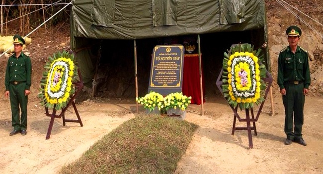 Nam co gian di tren mo Dai tuong hinh anh