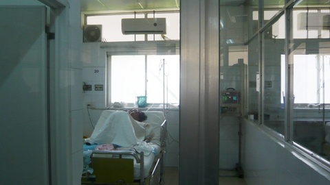 Vo ty phu tu thieu song sot day may man hinh anh