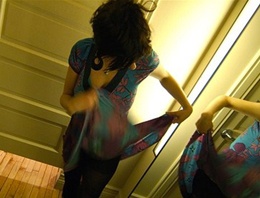 Nha ve sinh nu bi nhan vien dai truyen hinh gan may quay hinh anh