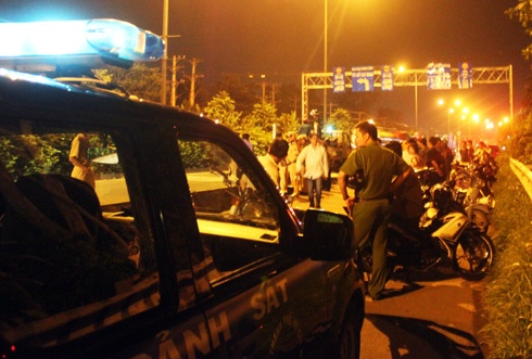 9X co tinh dam xe, huc vang canh sat vang 10m hinh anh