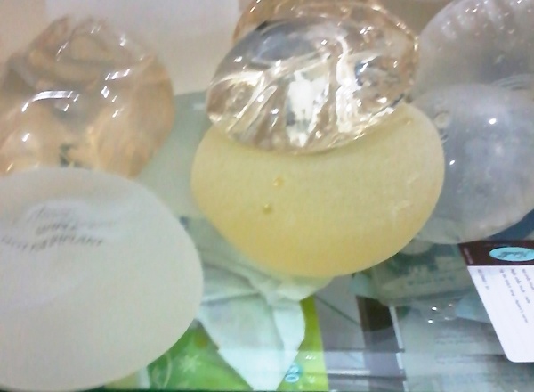 Dan ong di tham my bom mong, nang nguc: Da co nguoi chet hinh anh