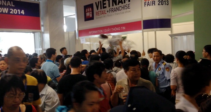 Nguoi Sai Gon chen lan gianh qua hon loan o trien lam hinh anh