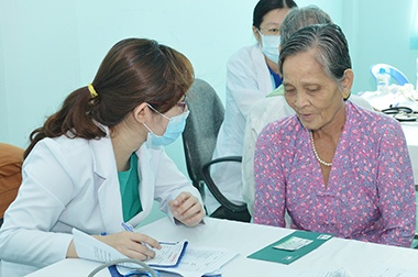 Kham chua benh mien phi, nha mang tri an khach binh dan hinh anh