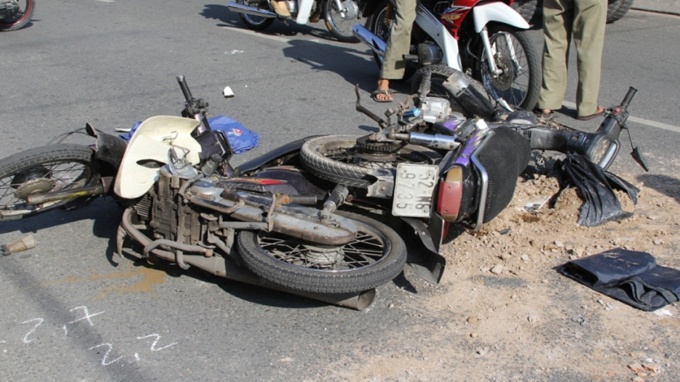 Ba xe may huc nhau, 1 nguoi chet, 2 cap cuu o Sai Gon hinh anh