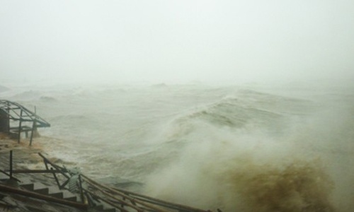 Dem nay, bao so 12 gay mua to cac tinh mien Trung hinh anh