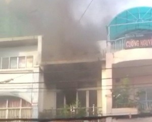 Tieng keu cuu cua doi vo chong tre trong dam chay hinh anh