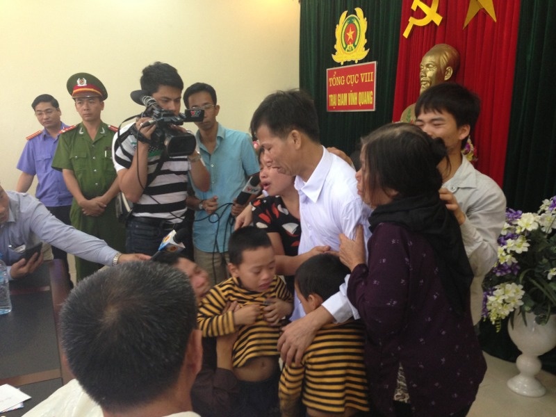 Nguoi duoc tha tu do tro ve trong tieng khoc cua nguoi than hinh anh