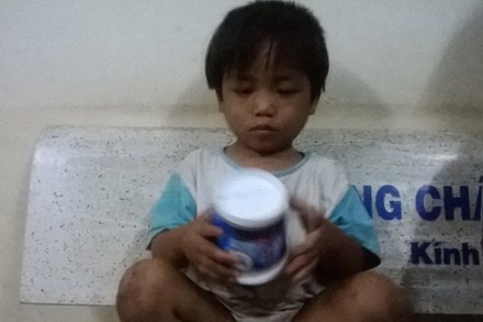 Be 3 tuoi bi danh lai bi cau ruot bat di an xin hinh anh