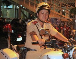 CSGT tom ten cuop iPhone 5S cua khach Tay hinh anh