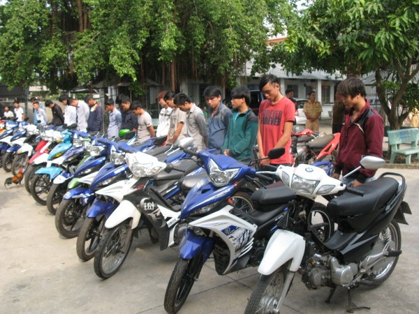 Gan 30 ‘quai xe’ bi xu phat cong khai truoc gia dinh hinh anh