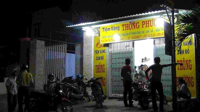 8 nguoi xong vao danh chu tiem vang o Sai Gon hinh anh