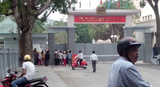 Cong an vo co chan bat xe hang cua dan hinh anh