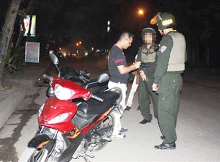 Lam gi khi bi canh sat co dong dung xe sau 22h? hinh anh