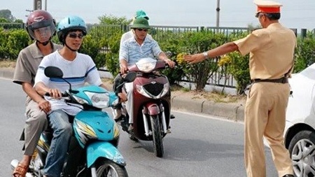 Cach nao phat hien canh sat giao thong ‘rom’? hinh anh