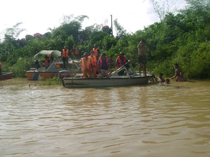 Ca tram nguoi tim xac chau be bi lu cuon hinh anh