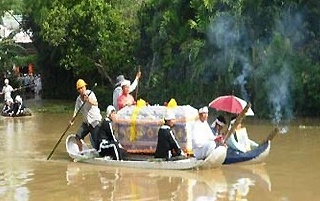 Mien Trung mua lon, nhieu noi bi co lap hinh anh