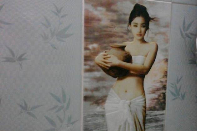 Phong tam cua su Phuong co tranh thieu nu khoe than hinh anh