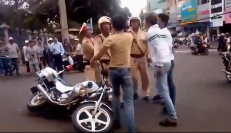 Clip 3 thanh nien cu cai CSGT gay nao loan pho hinh anh