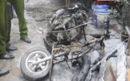 Clip xe may bi thieu rui vi do xang le gan bep lua hinh anh