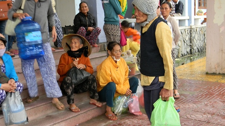 Dan Quang Nam di tranh bao khan goi tro ve nha hinh anh