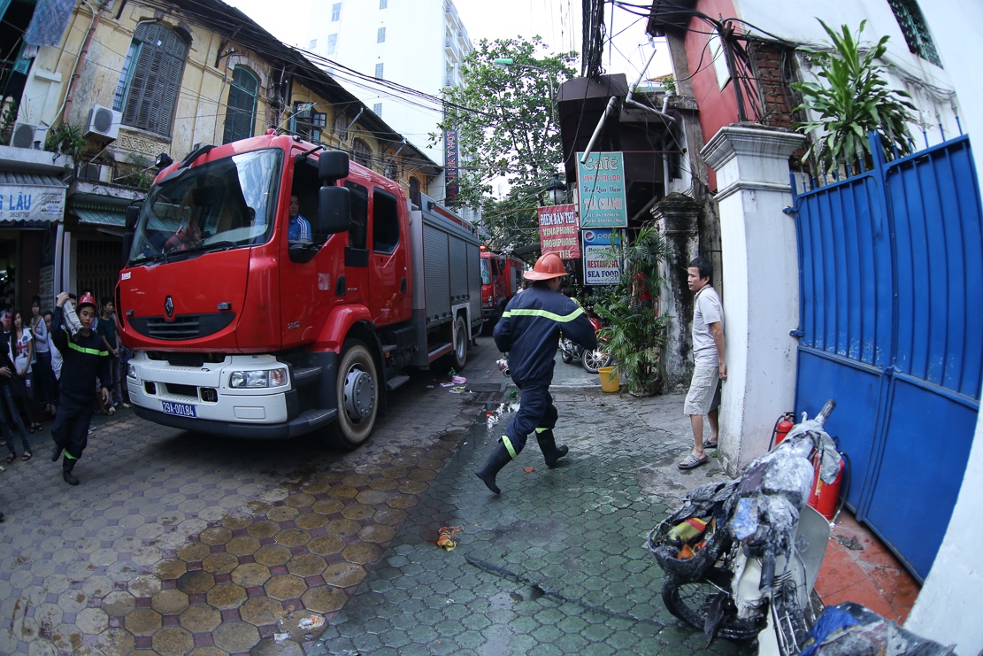 Chay o khu am thuc ngo Cam Chi tai Ha Noi hinh anh