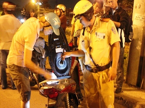 Canh sat giao thong co duoc kiem tra hanh chinh? hinh anh