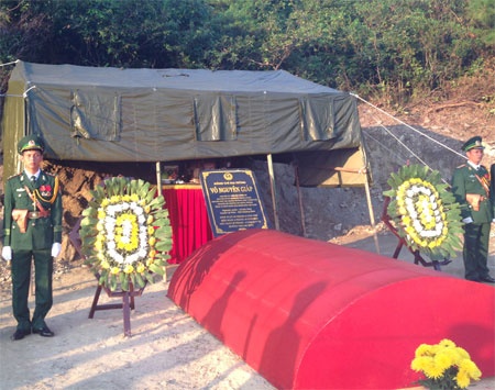 Trang bi quan trang trang trong cho linh bao ve mo Dai tuong hinh anh